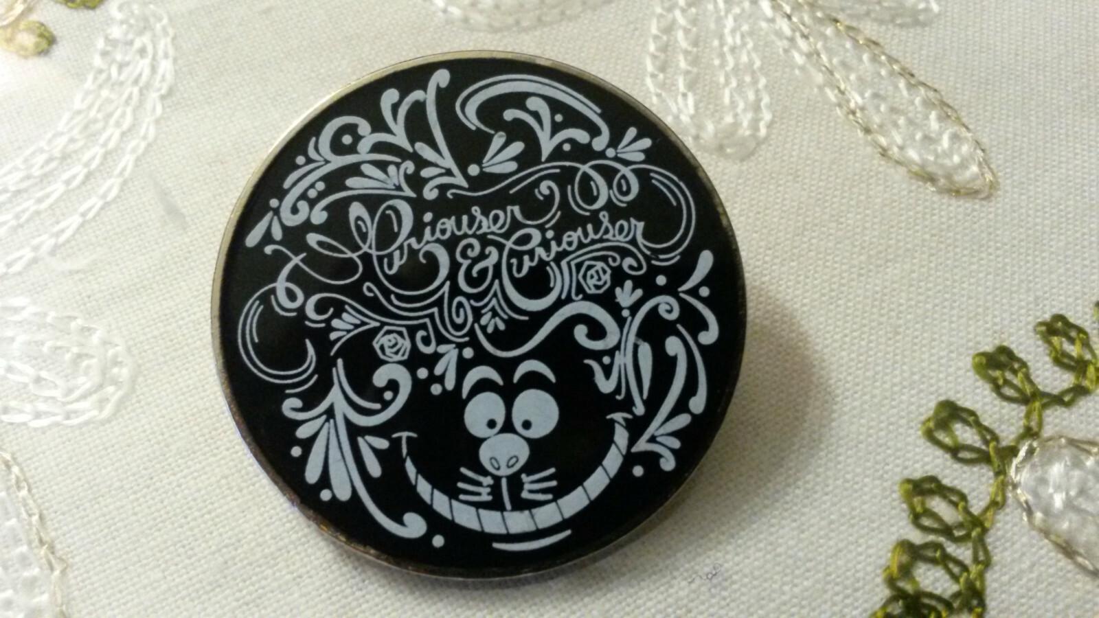 Alice Sketch Booster Set Cheshire Cat Only Disney Paris Dlrp Dlp 2014 Round Pin