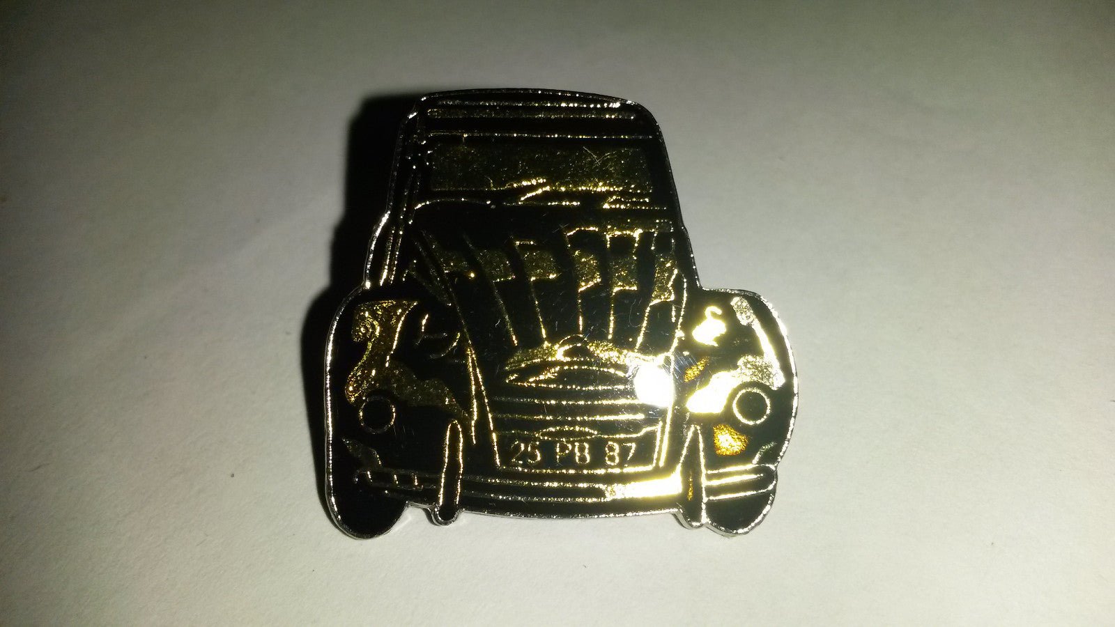 2CV Deux Chevaux Deudeuche CITROEN black gold front view PIN PIN'S