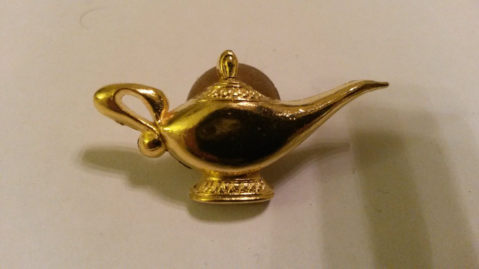 Aladdin's Lamp gold colour 3D Disney pin