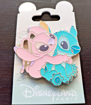 ディズニーランド・パリ DLP 2024年3月発売 エンジェルがスティッチを後ろから抱きしめるピンバッジ