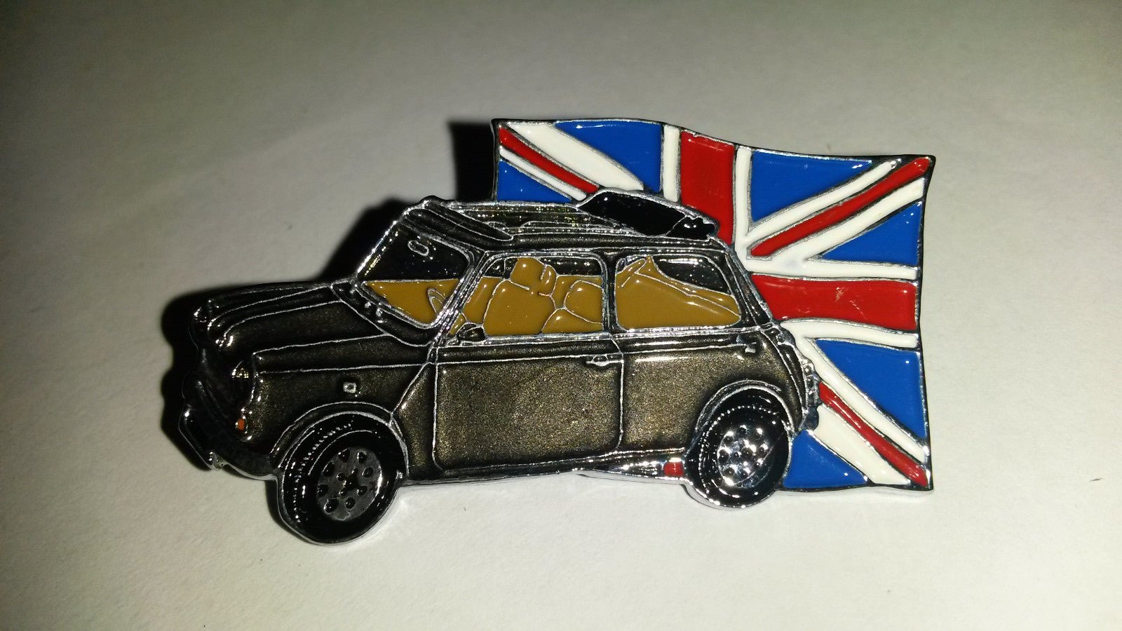 AUSTIN MINI car with British Union Jack flag voiture drapeau anglais PIN PIN'S