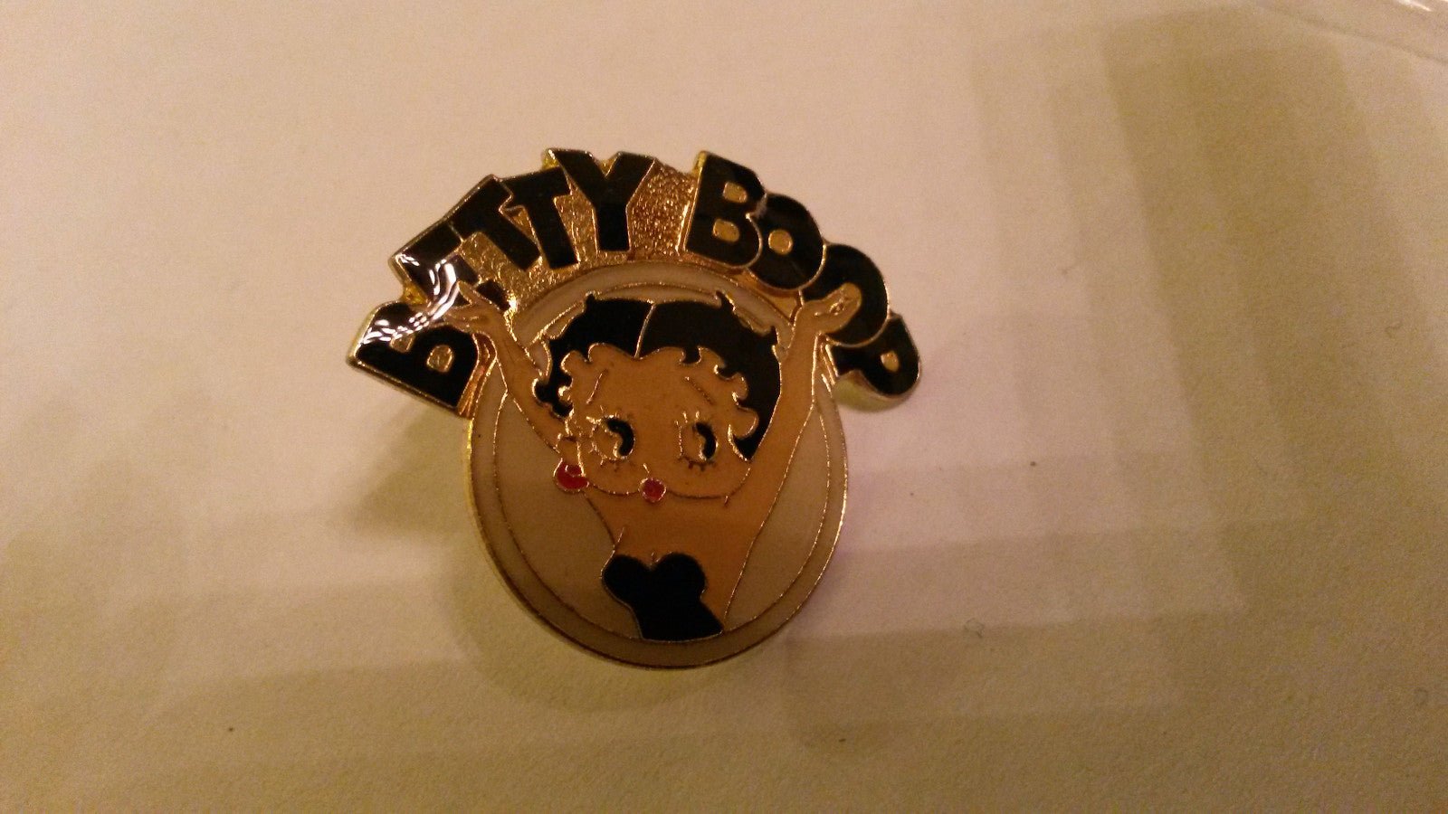 BETTY BOOP hands in the air PIN PIN'S