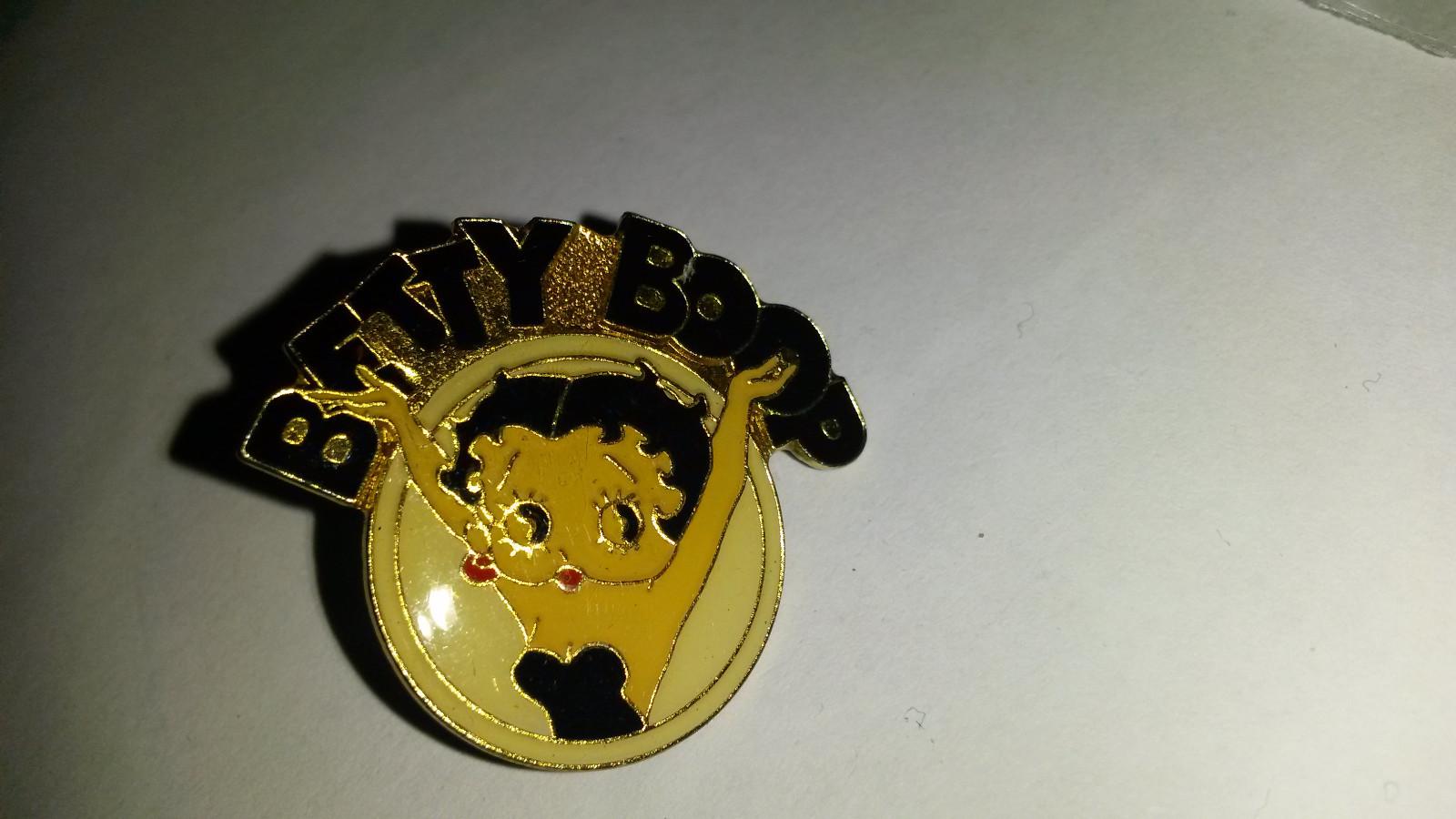 BETTY BOOP hands in the air PIN PIN'S