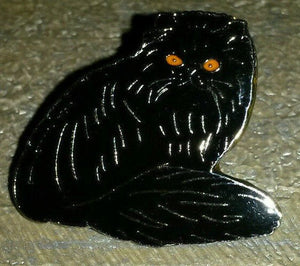 黒猫がオレンジ色の目でポーズをとるピン
