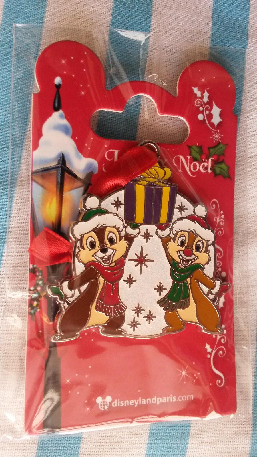 Chip and Dale w present Xmas ornament Disney Paris Dlrp Dlp 2017 glitter Pin