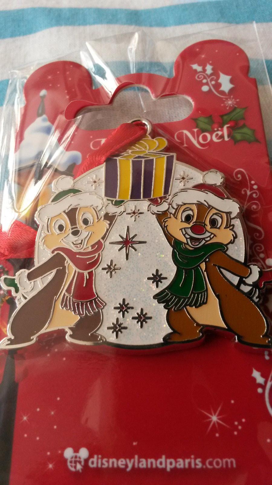 Chip and Dale w present Xmas ornament Disney Paris Dlrp Dlp 2017 glitter Pin
