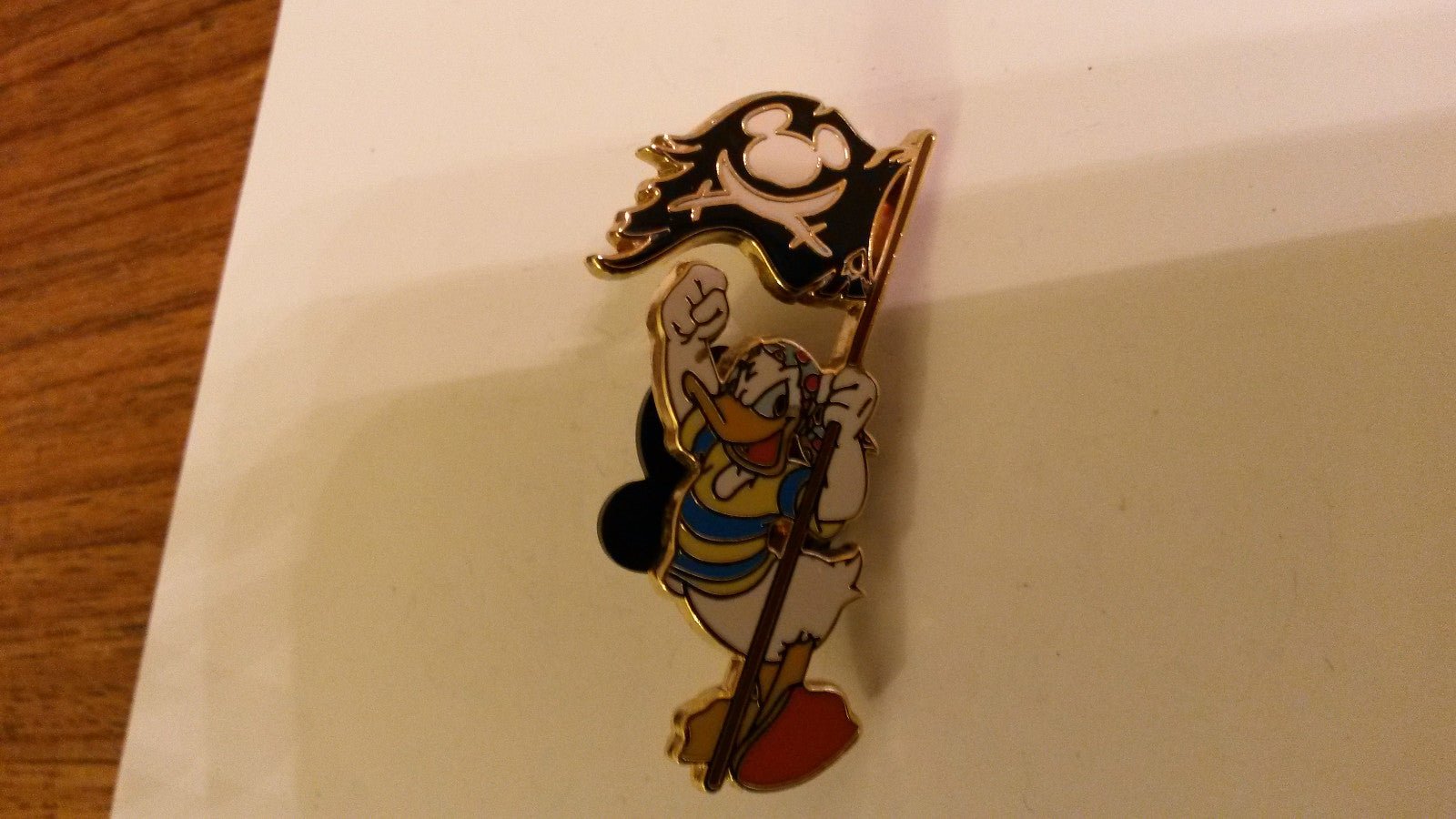 Donald Pirate holding flag hidden Mickey Disney Paris Dlrp Dlp 2004 pin