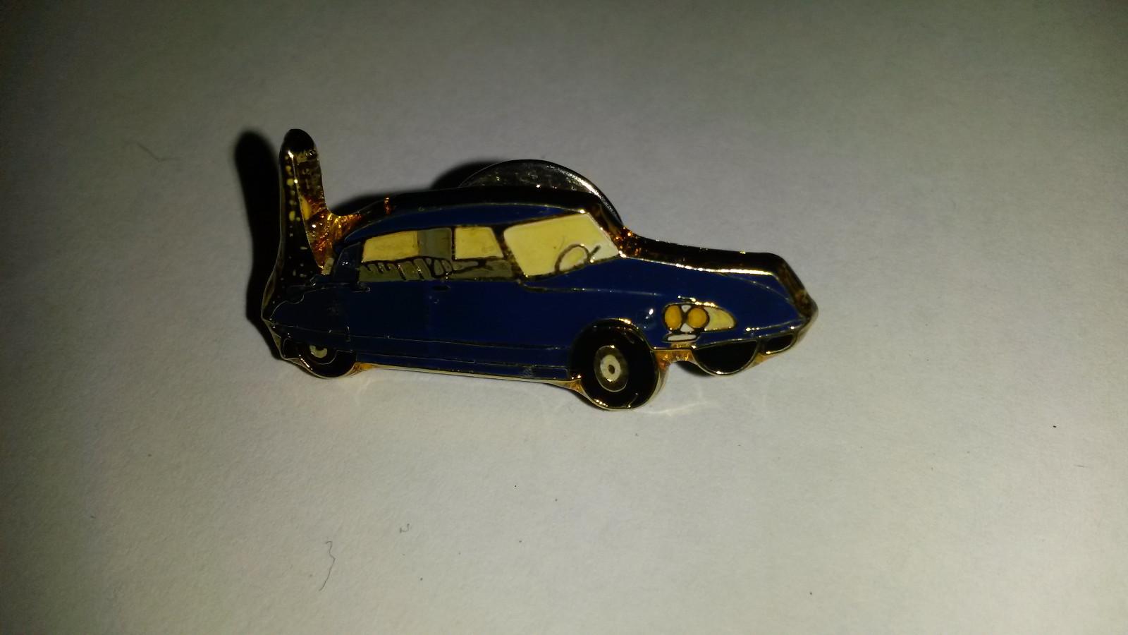 DS CITROEN avec Tour Eiffel with Eiffel tower car PIN PIN'S