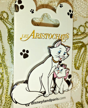 おしゃれキャット ディズニーランドパリ DLP 2024 ピン ダッチェスとマリーが微笑みあっているデザイン