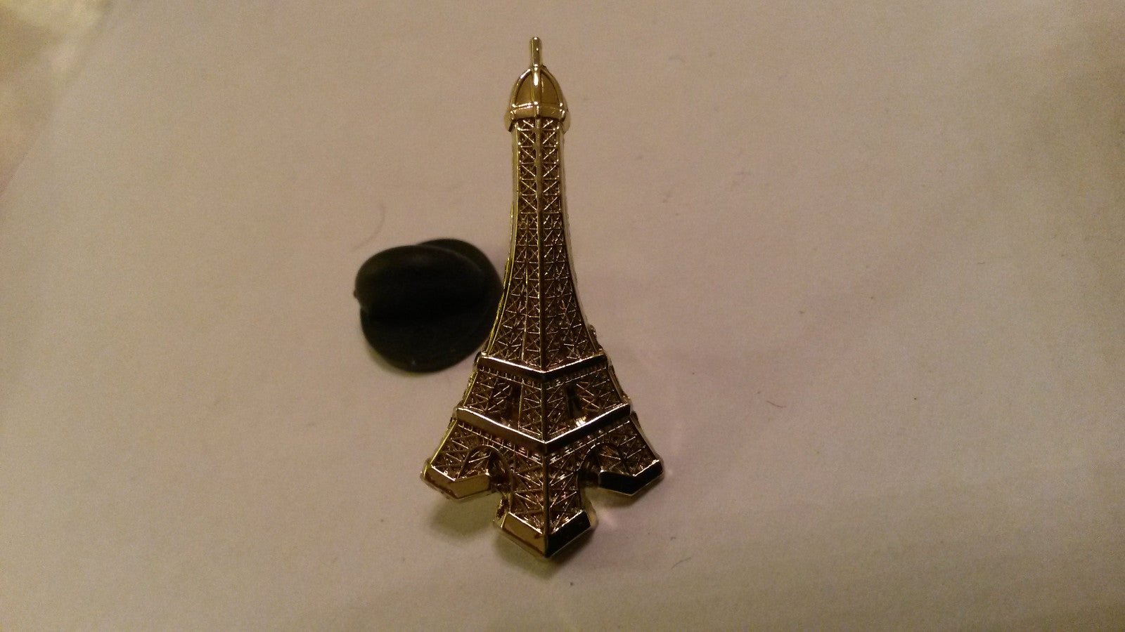 Eiffel Tower 3D gold colour Tour Eiffel en relief couleur or Pin Pin's