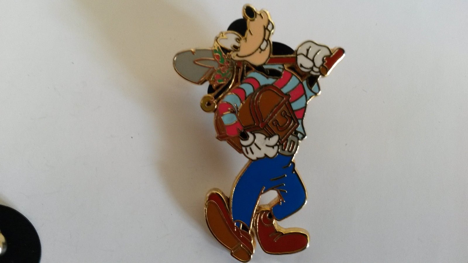 Goofy Pirate with shovel and treasure chest Disney Paris Dlrp Dlp 2004 pin