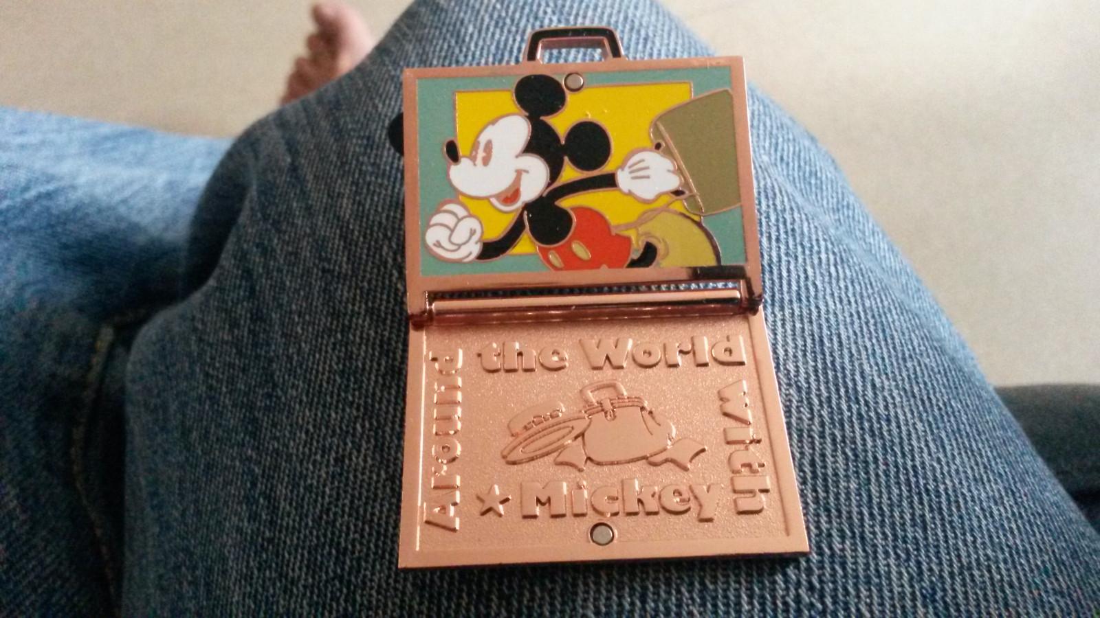 Mickey around the world Hinged suitcase open Disney Land Paris Dlrp Dlp 2015 Pin