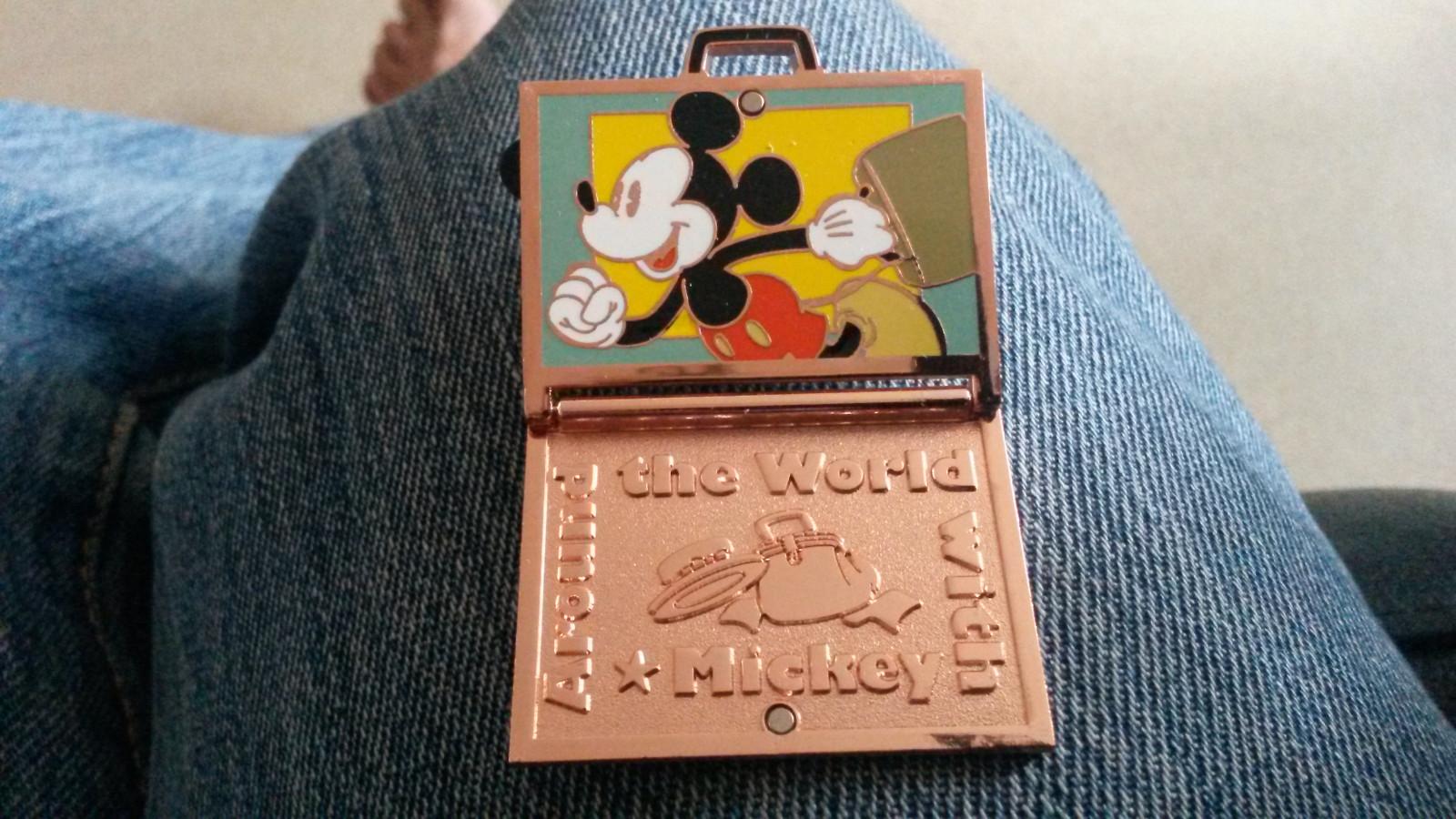 Mickey around the world Hinged suitcase open Disney Land Paris Dlrp Dlp 2015 Pin