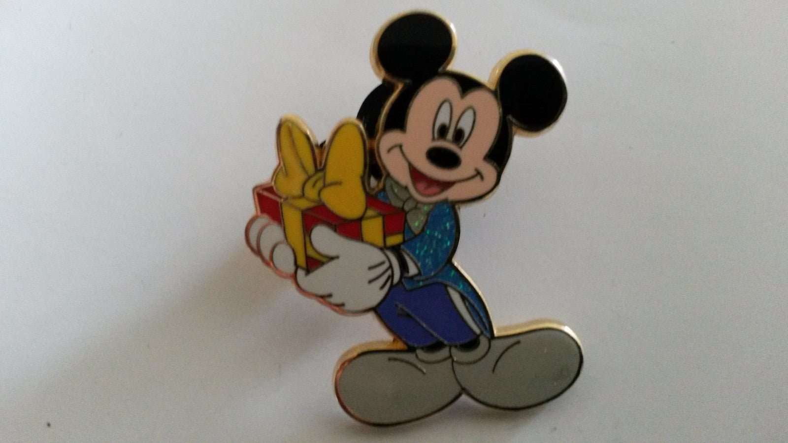 Mickey holding Present Gift Box Disney Land Paris 2008 Dlrp Dlp glitter 2008 Pin