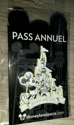ミッキーがディズニーランド・パリの眠れる森の美女の城を見せるDLP 2020年8月ピンバッジ