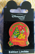 Pluto with tree and presents and bone XMAS 2002 LE Disney L Paris Dlrp Dlp pin